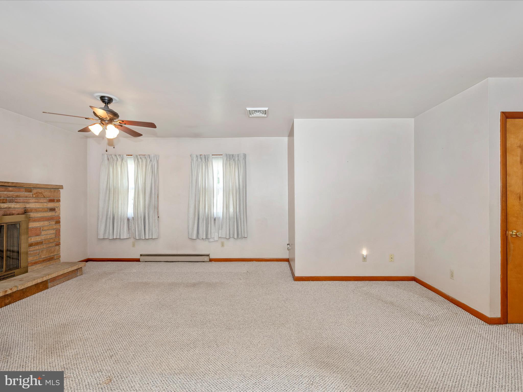 333 Wakefield Road Hagerstown, MD 21740 - Photo 10 of 51 Living Room