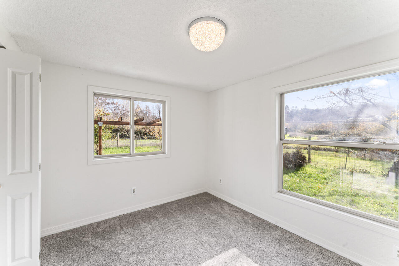 10085 Blackwell Road Central Point, OR 97502 - Photo 14 of 29 an empty room with a window