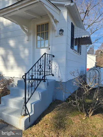a view of entryway and hall