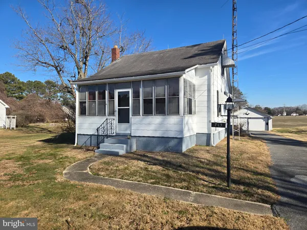 a view of a house with backyard