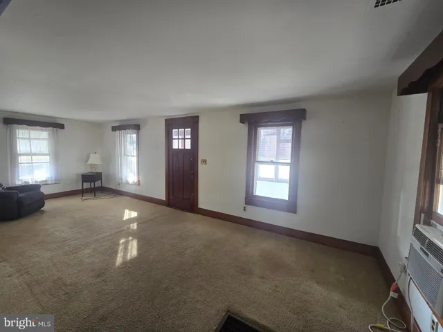 a view of empty room with window