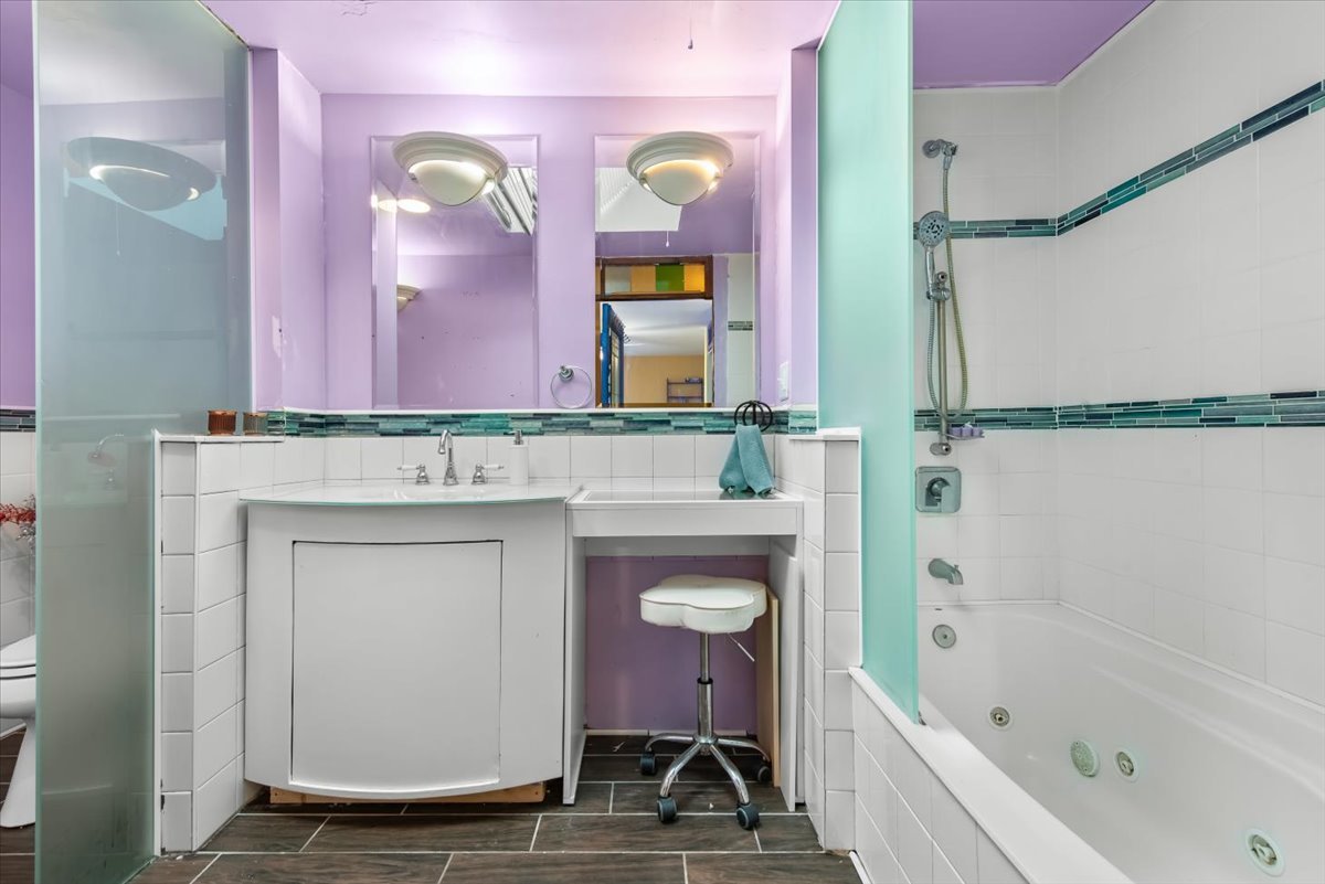 26 Glen Echo Road Elgin, IL 60120 - Photo 12 of 34 a bathroom with a sink mirror toilet and bathtub