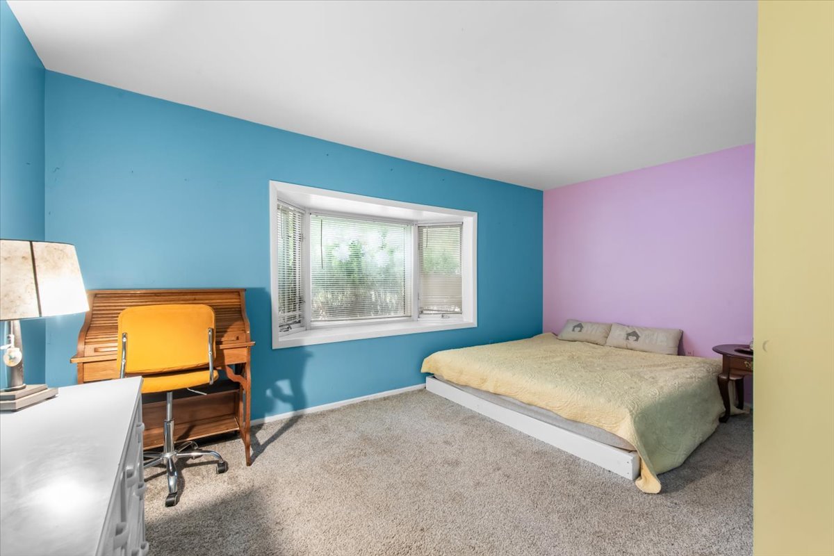 26 Glen Echo Road Elgin, IL 60120 - Photo 13 of 34 a bedroom with a bed and a desk