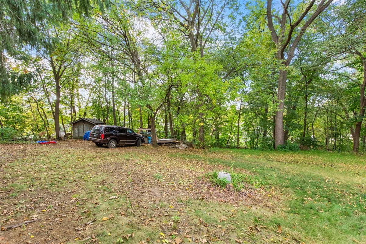 26 Glen Echo Road Elgin, IL 60120 - Photo 28 of 34 a view of a backyard with parked area