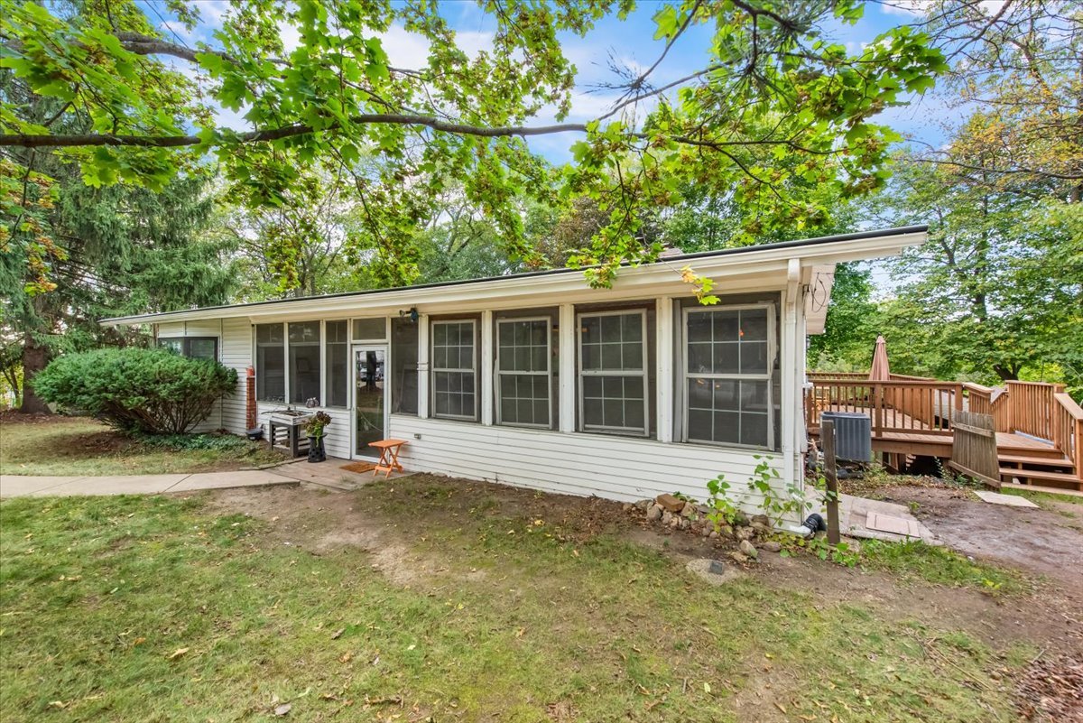 26 Glen Echo Road Elgin, IL 60120 - Photo 33 of 34 a house view with a garden space