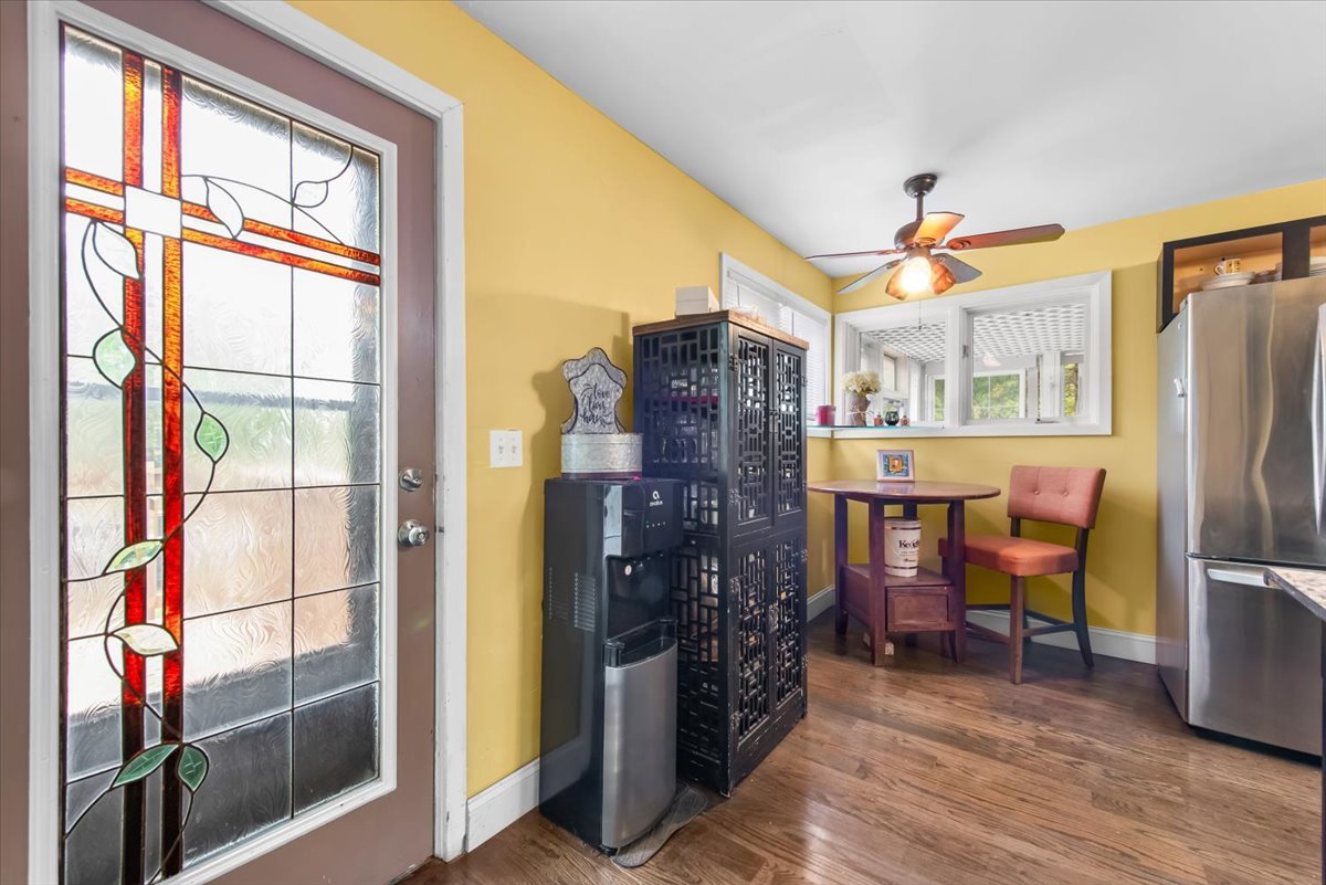 26 Glen Echo Road Elgin, IL 60120 - Photo 7 of 34 a very nice looking room with a large window and a flat screen tv
