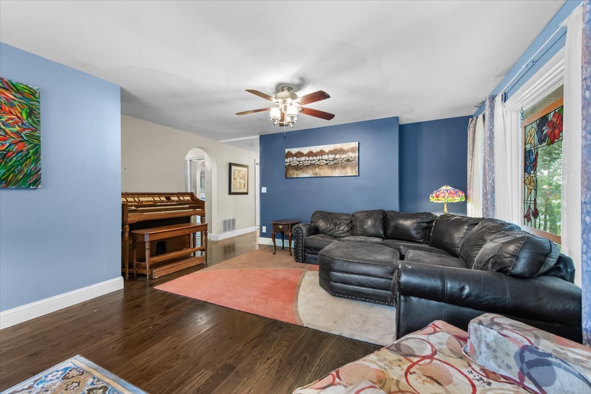 26 Glen Echo Road Elgin, IL 60120 - Photo 10 of 34 a living room with furniture and a window