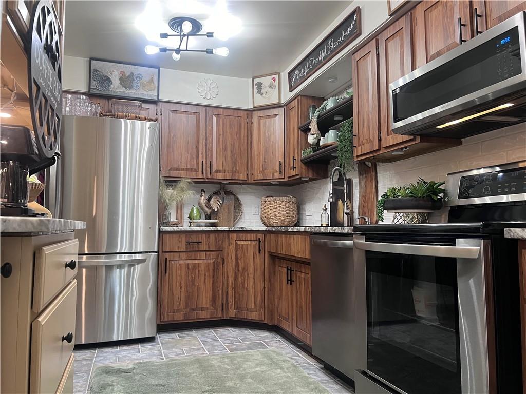 182 Windsor Ridge, Unit 53 New Castle, PA 16105 - Photo 5 of 31 Gallery Image 5