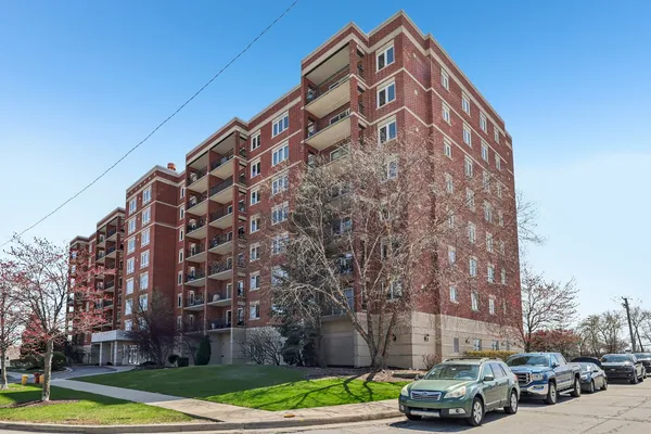 $425,000 | 5555 North Cumberland Avenue, Unit 413, Chicago, IL 60656