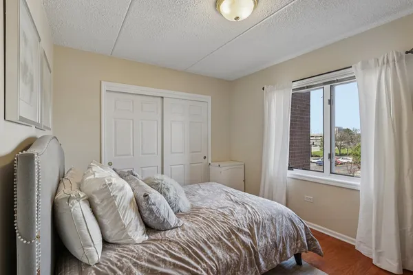 $425,000 | 5555 North Cumberland Avenue, Unit 413, Chicago, IL 60656