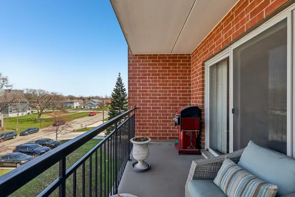 $425,000 | 5555 North Cumberland Avenue, Unit 413, Chicago, IL 60656
