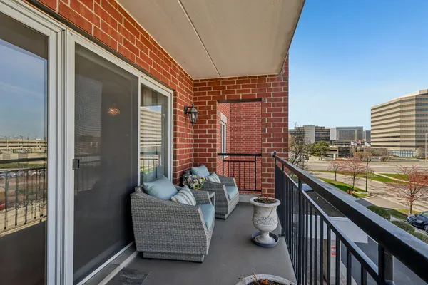 $425,000 | 5555 North Cumberland Avenue, Unit 413, Chicago, IL 60656