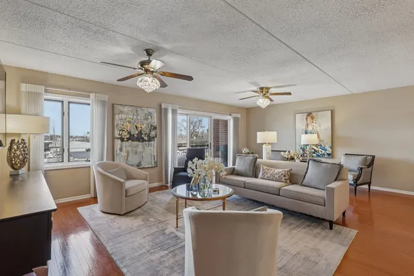 $425,000 | 5555 North Cumberland Avenue, Unit 413, Chicago, IL 60656