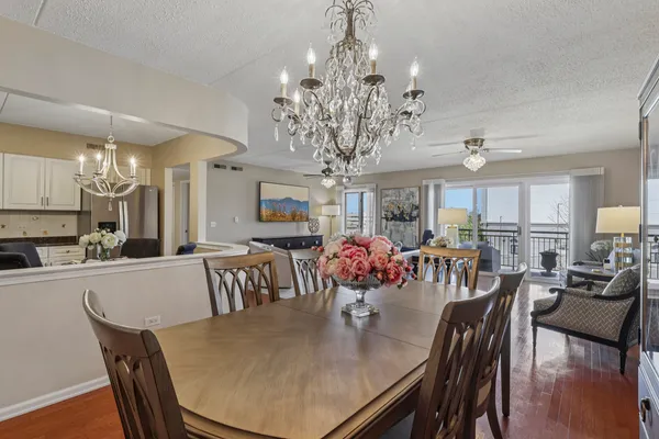 $425,000 | 5555 North Cumberland Avenue, Unit 413, Chicago, IL 60656