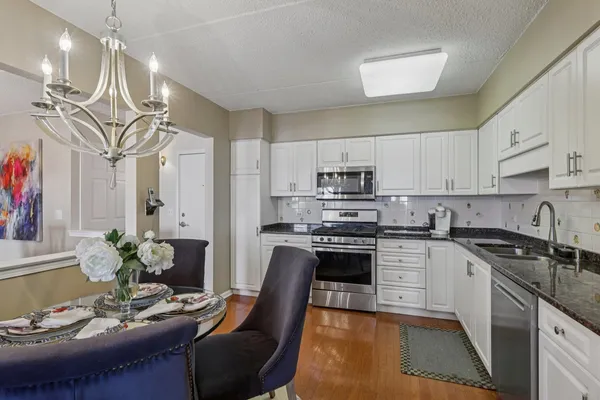 $425,000 | 5555 North Cumberland Avenue, Unit 413, Chicago, IL 60656