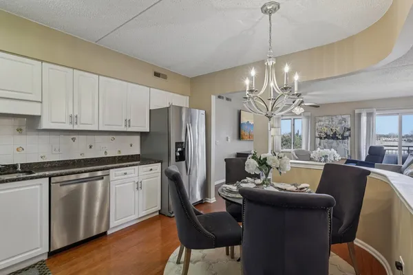 $425,000 | 5555 North Cumberland Avenue, Unit 413, Chicago, IL 60656
