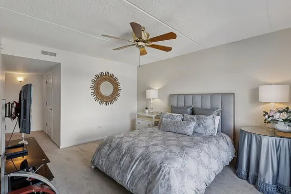 $425,000 | 5555 North Cumberland Avenue, Unit 413, Chicago, IL 60656