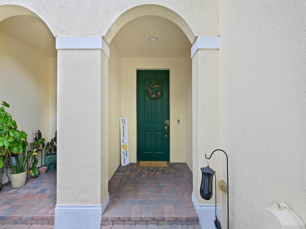 4792 Sundance Way, Unit 4792 Davie, FL 33328 - Photo 11 of 33 a view of a hallway with entryway