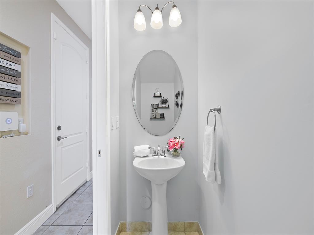 4792 Sundance Way, Unit 4792 Davie, FL 33328 - Photo 20 of 33 a bathroom with a sink and a mirror