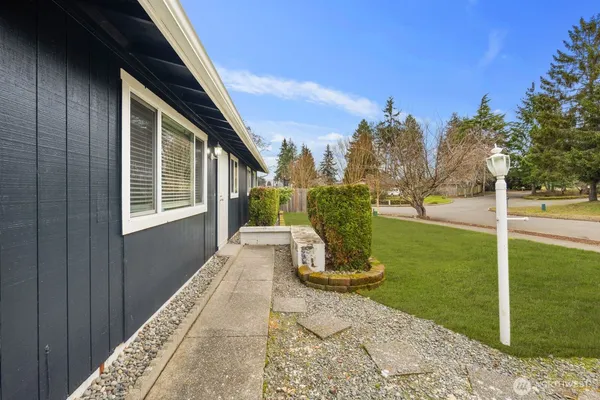 a view of a house with backyard