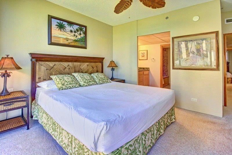 3445 Lower Honoapiilani Road, Unit 255 Lahaina, HI 96761 - Photo 14 of 35 a bedroom with a bed and a painting on the wall