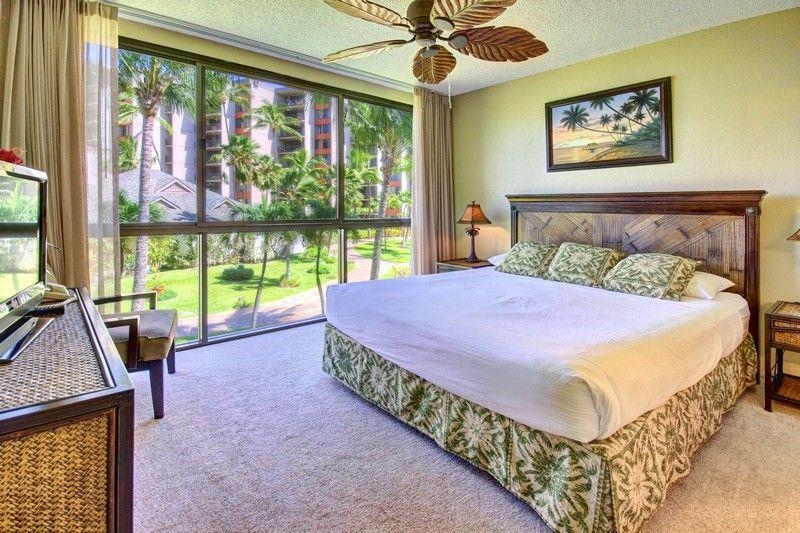 3445 Lower Honoapiilani Road, Unit 255 Lahaina, HI 96761 - Photo 15 of 35 a bedroom with a bed and a large window