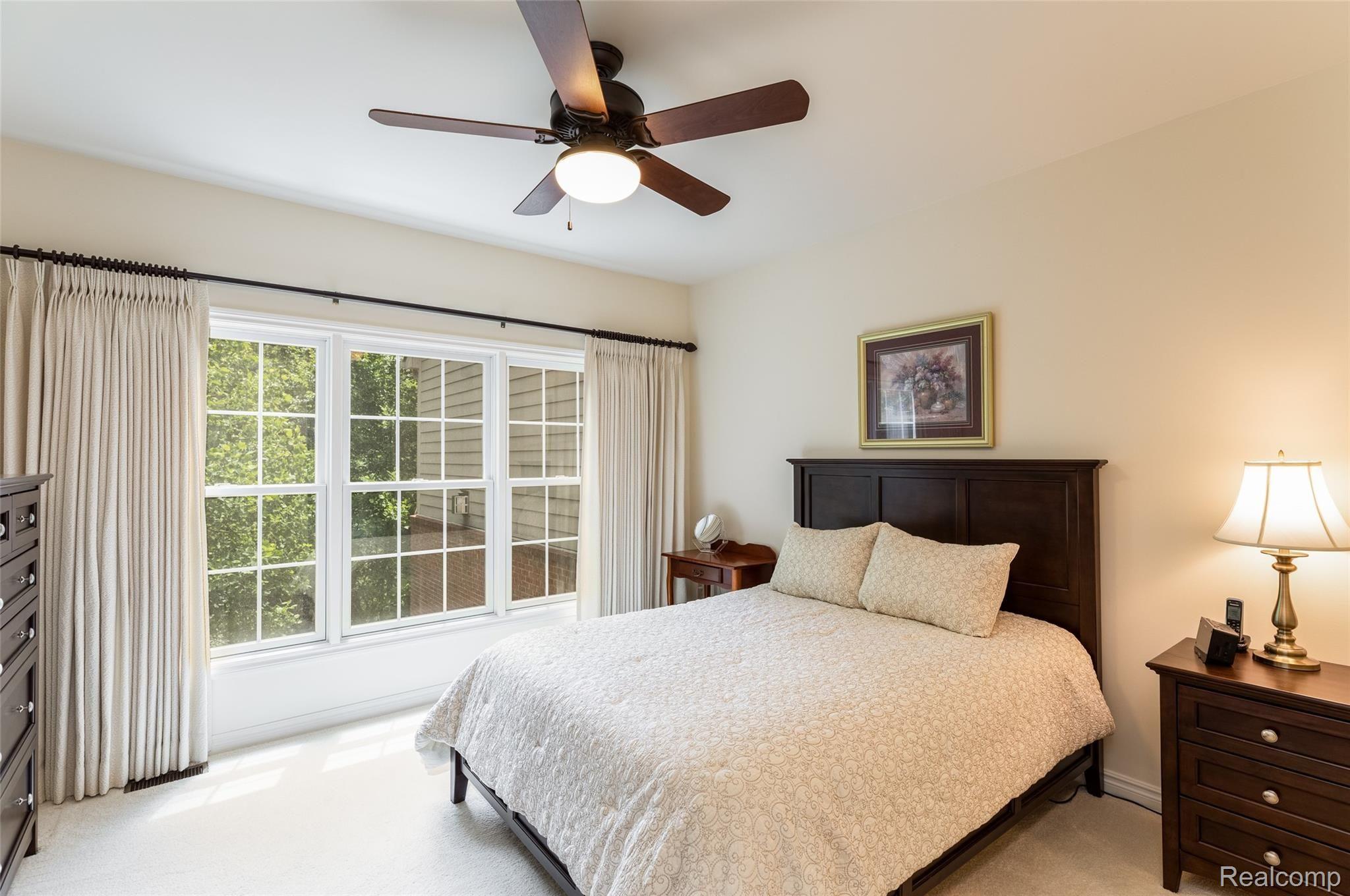 553 Andover Court Rochester, MI 48306 - Photo 23 of 43 23.MasterBedroom