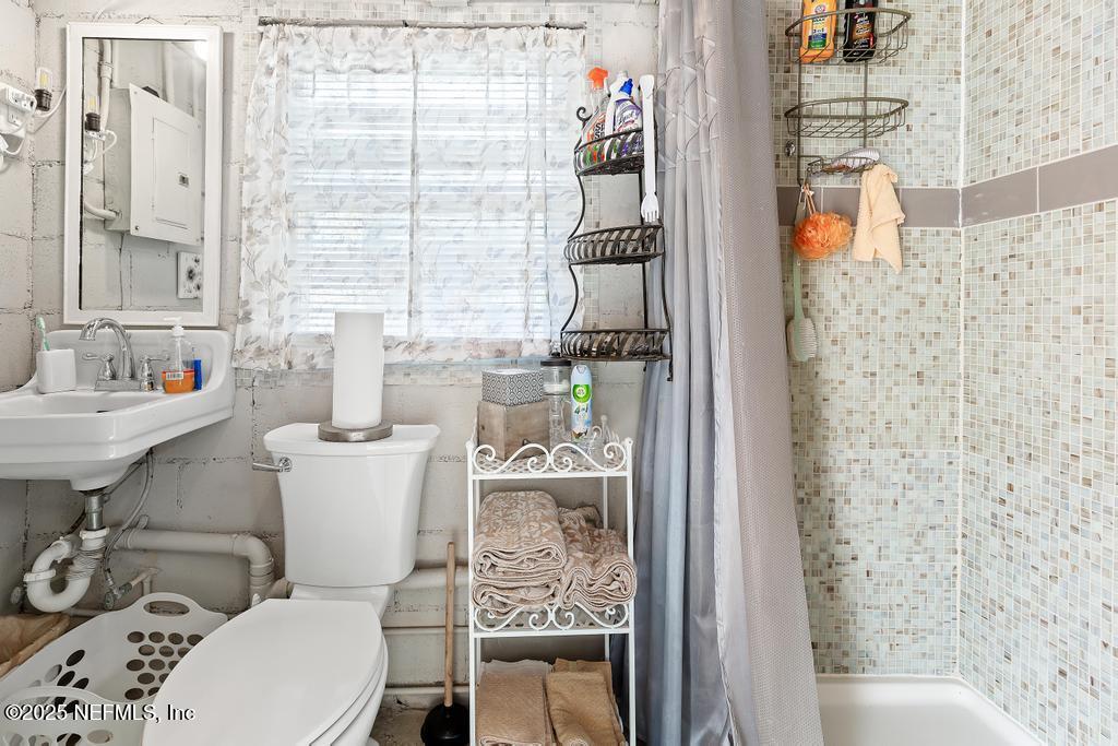 1810 Griflet Road Jacksonville, FL 32211 - Photo 34 of 42 a bathroom with a bathtub and sink