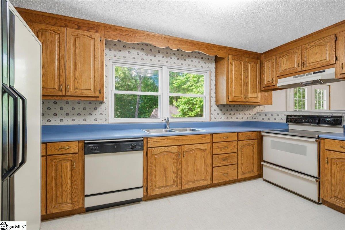 1040 Bennetts Bridge Road Greer, SC 29651 - Photo 8 of 46