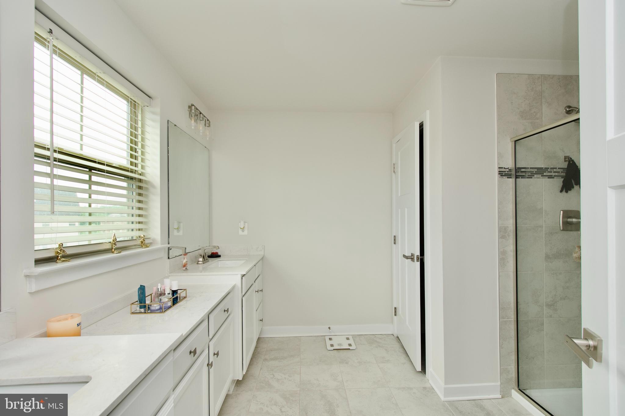 10810 Norbourne Farm Road Upper Marlboro, MD 20772 - Photo 19 of 38 a bathroom with a bathtub a sink and a shower