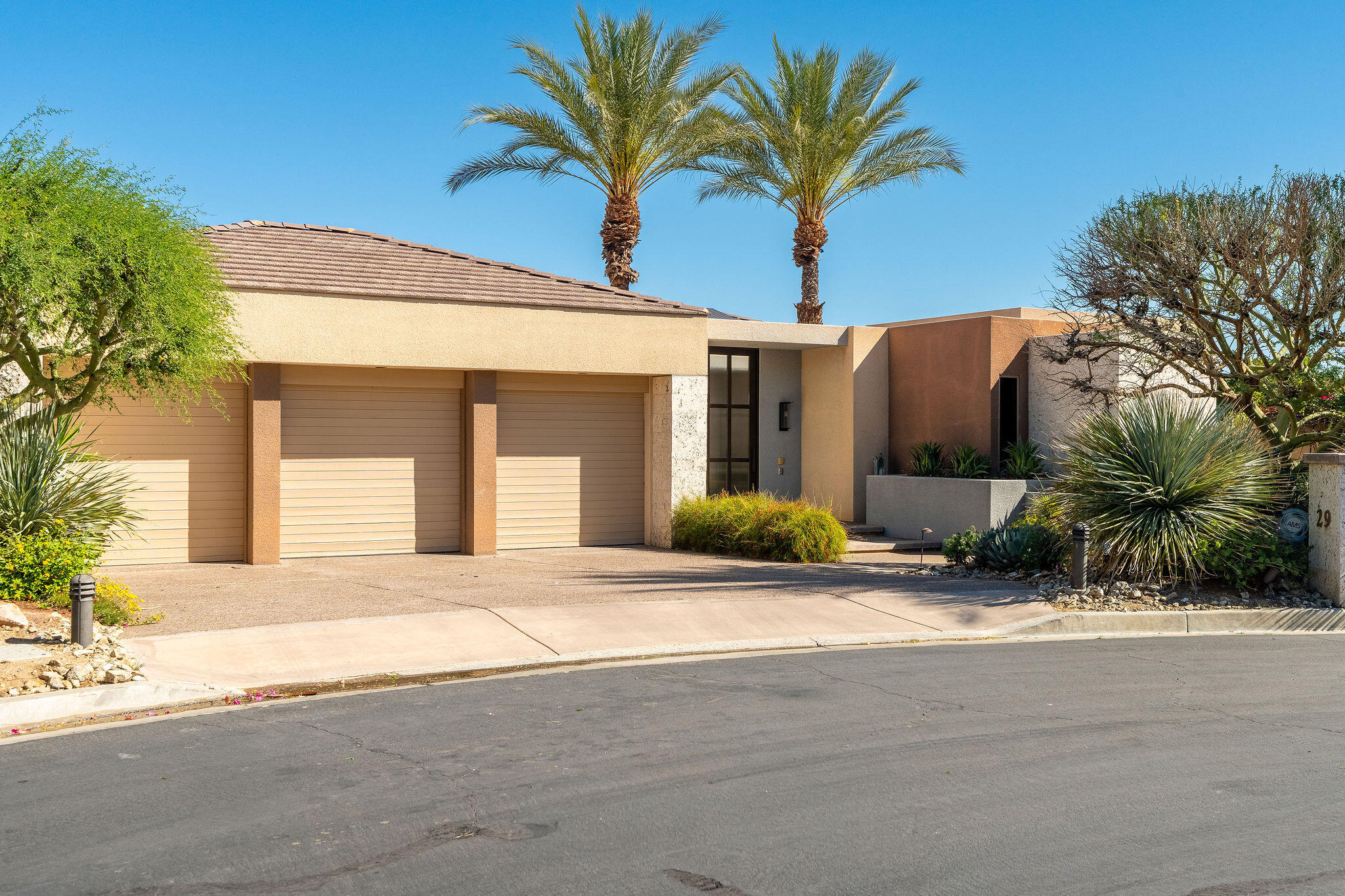 29 Grande View Court Rancho Mirage, CA 92270 - Photo 3 of 55 Front Exterior
