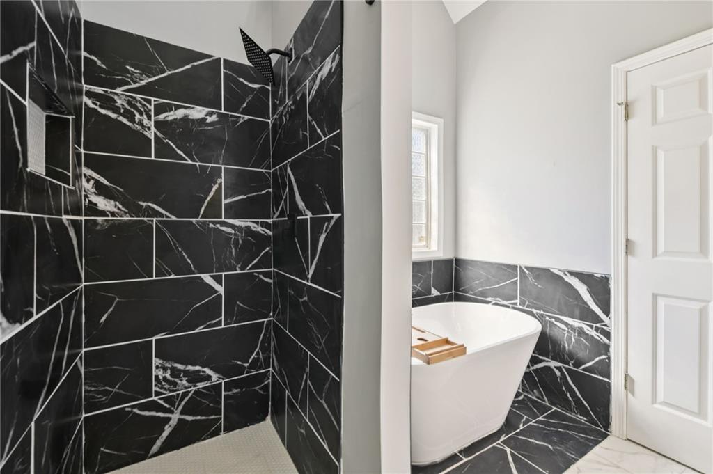 173 Freeman Forest Drive Newnan, GA 30265 - Photo 16 of 35 a bathroom with a sink and bathtub