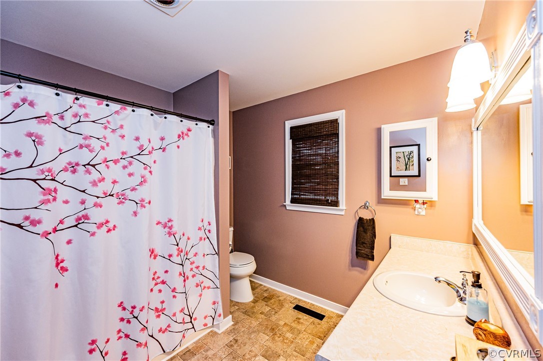 1313 Oldbury Road Midlothian, VA 23113 - Photo 22 of 41 Primary Bathroom open also to hallway