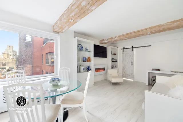 a picture of a wall with a white wall and a white wall