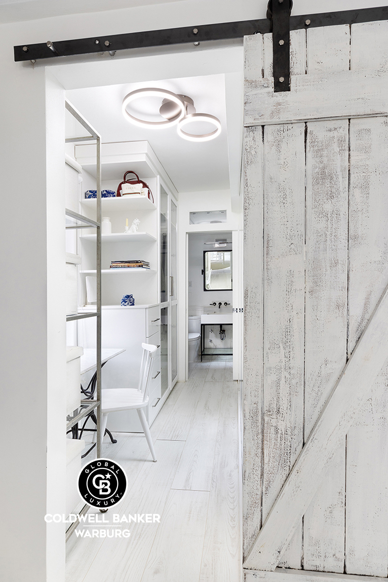 750 Park Avenue, Unit 16D Manhattan, NY 10021 - Photo 2 of 7 a room with table and chairs