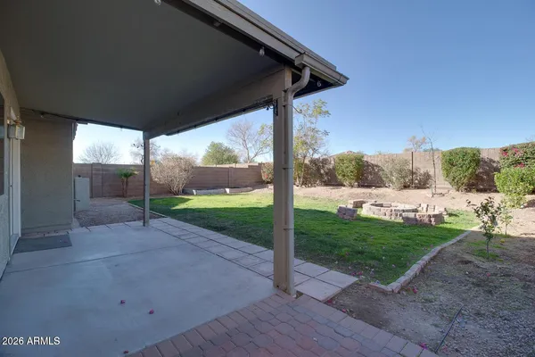 a view of a backyard