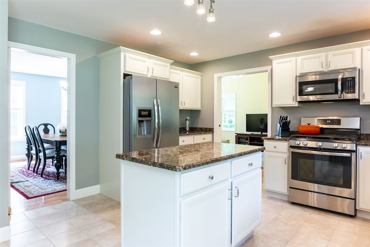 17 Groton Road Nashua, NH 03062 - Photo 5 of 40 Gallery Image 5