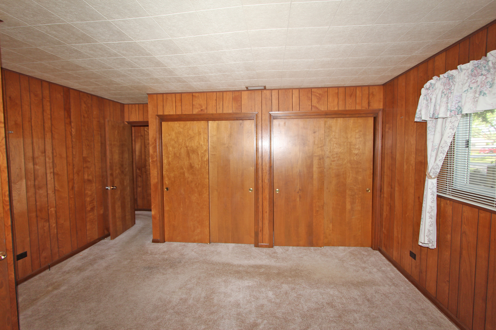 48 Golfview Road Lake Zurich, IL 60047 - Photo 20 of 34 an empty room with windows
