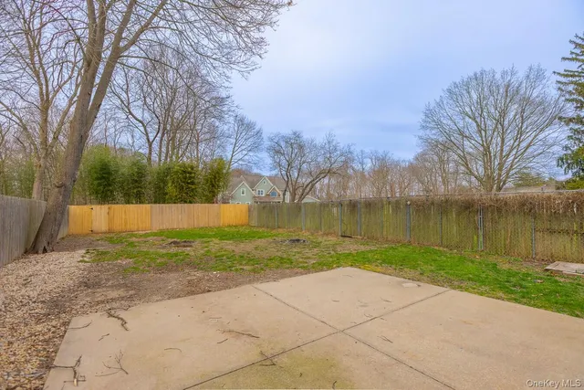 a view of a yard with a house
