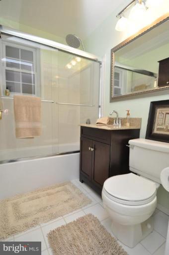 4620 28th Road South, Unit B Arlington, VA 22206 - Photo 3 of 18 a bathroom with a toilet a sink and bathtub