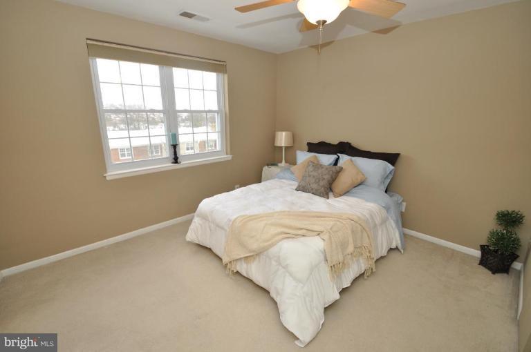 4620 28th Road South, Unit B Arlington, VA 22206 - Photo 8 of 18 a bedroom with a bed and a window