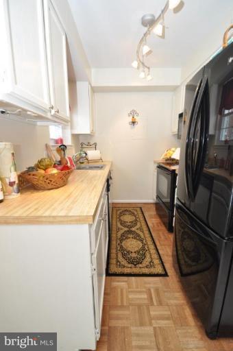 4620 28th Road South, Unit B Arlington, VA 22206 - Photo 10 of 18 a utility room with sink dryer and washer