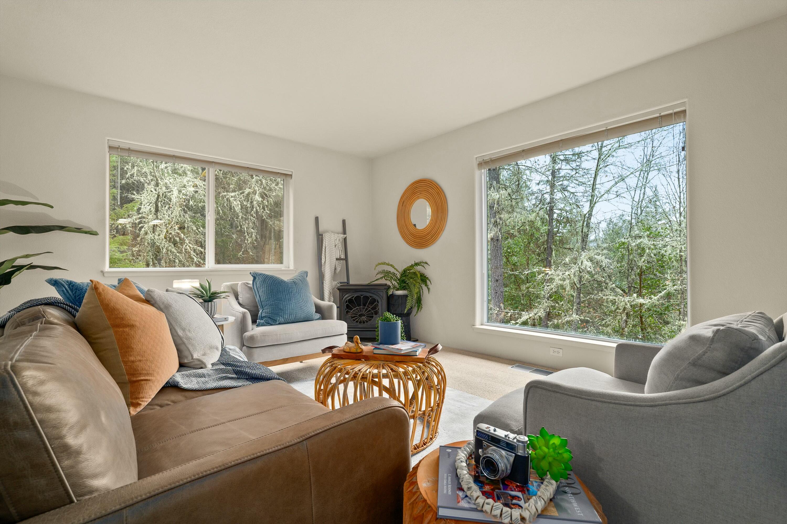 11460 Lower River Road Grants Pass, OR 97526 - Photo 4 of 49 Living Room