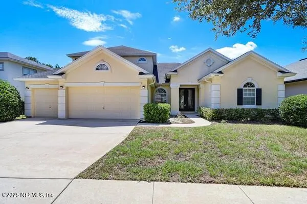 a view of backyard of the house