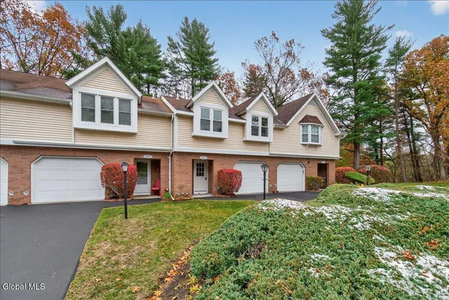 $274,900 | 4043 Chaucer Place, Guilderland, NY 12159