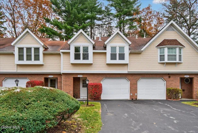 $274,900 | 4043 Chaucer Place, Guilderland, NY 12159