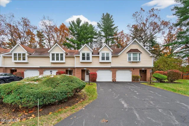 $274,900 | 4043 Chaucer Place, Guilderland, NY 12159