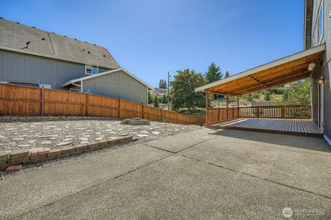 a view of a backyard