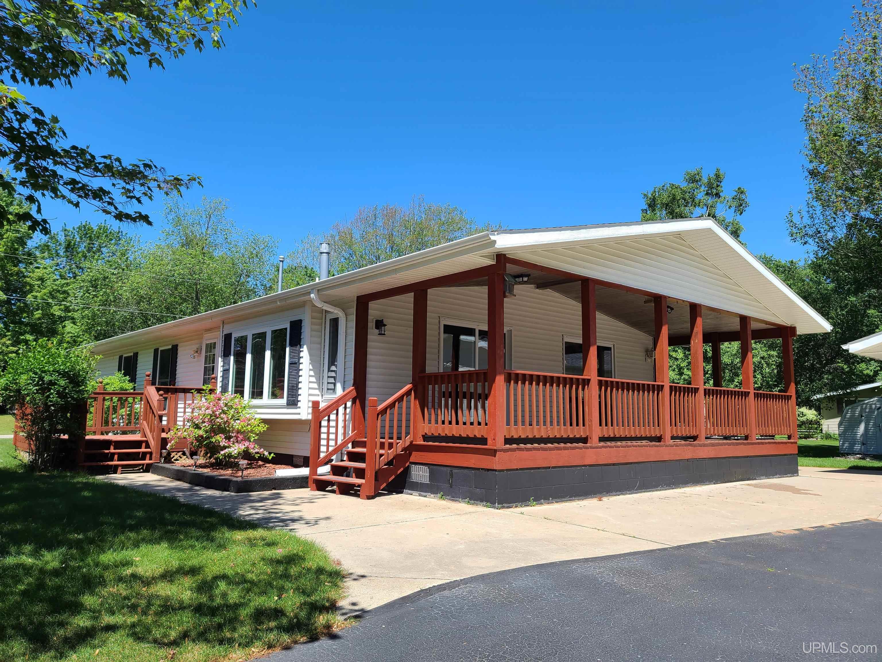 4776 17th Road Escanaba, MI 49829 - Photo 3 of 19