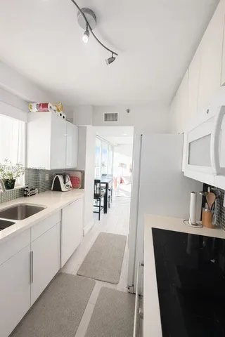 $4,250 | 5900 Collins Avenue, Unit 1405, Miami Beach, FL 33140